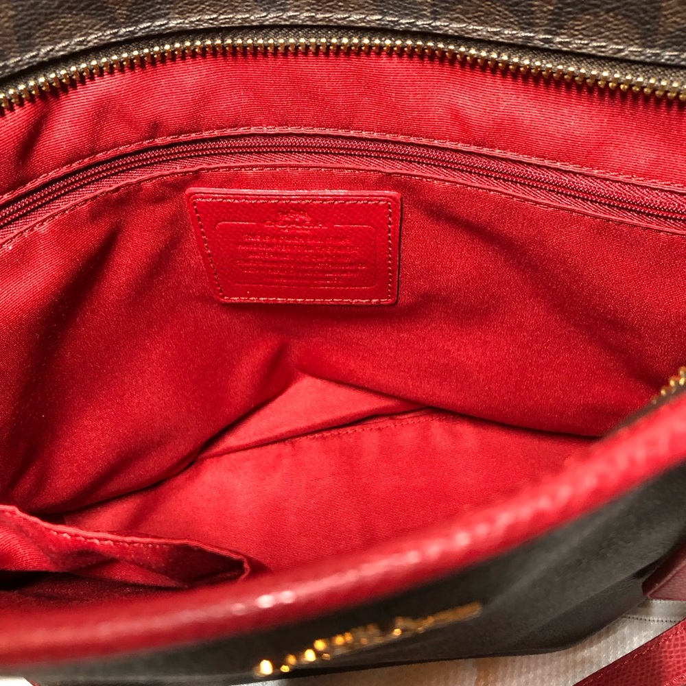 COACH GALLERY PURSE. Brown signature canvass. Gold hardware. Medium size. NEW - Picture 9 of 12